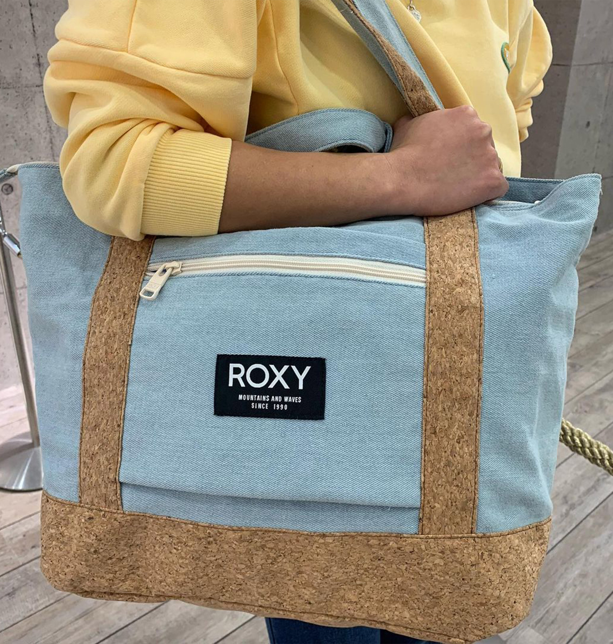 ＜Roxy＞BACKSEAT 異素材切り替えのナチュラルな風合いが魅力的なトートバッグ画像