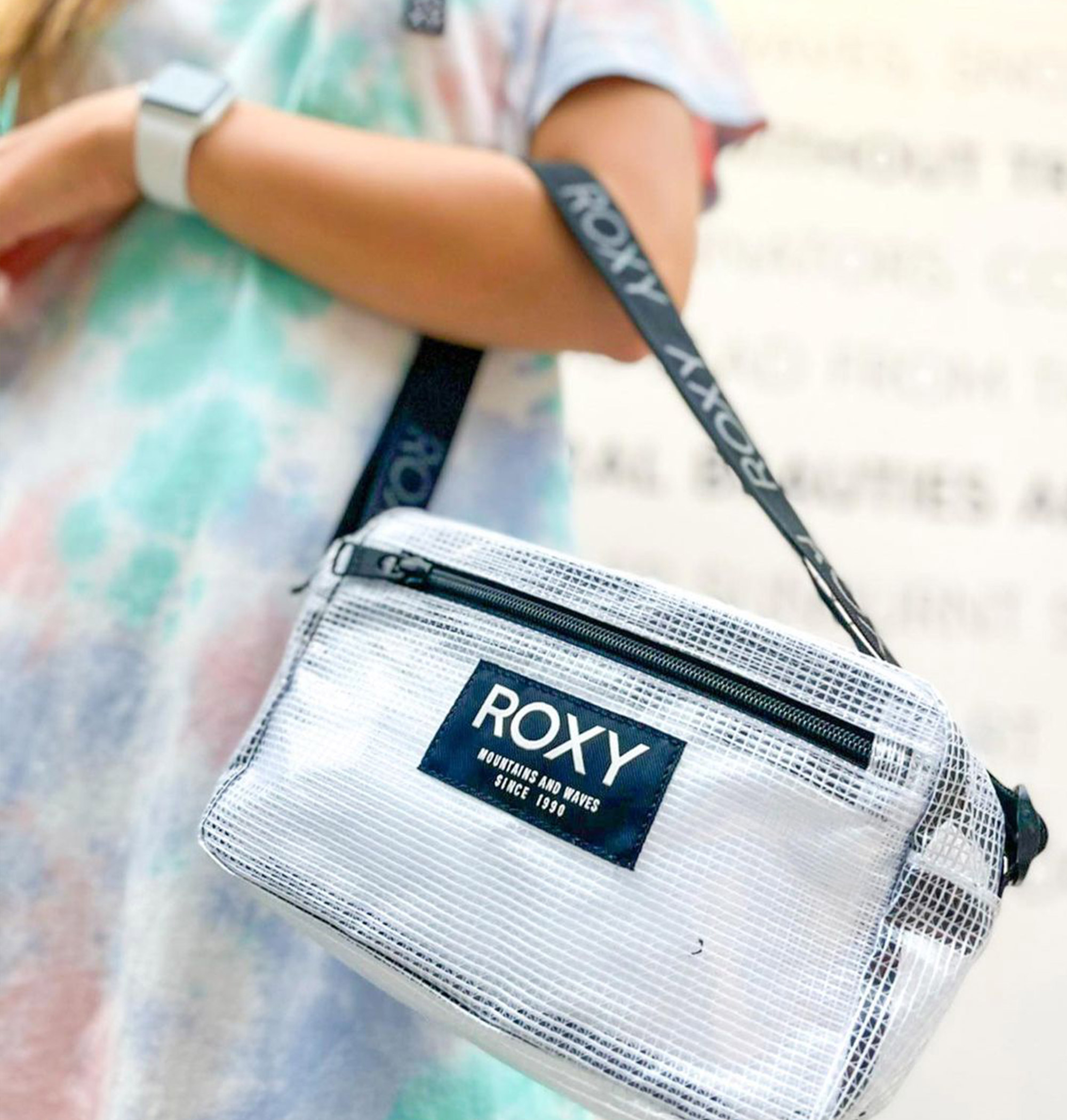 ＜Roxy＞IN THE ACT 透明感が夏らしいボックス型のミニバッグが登場